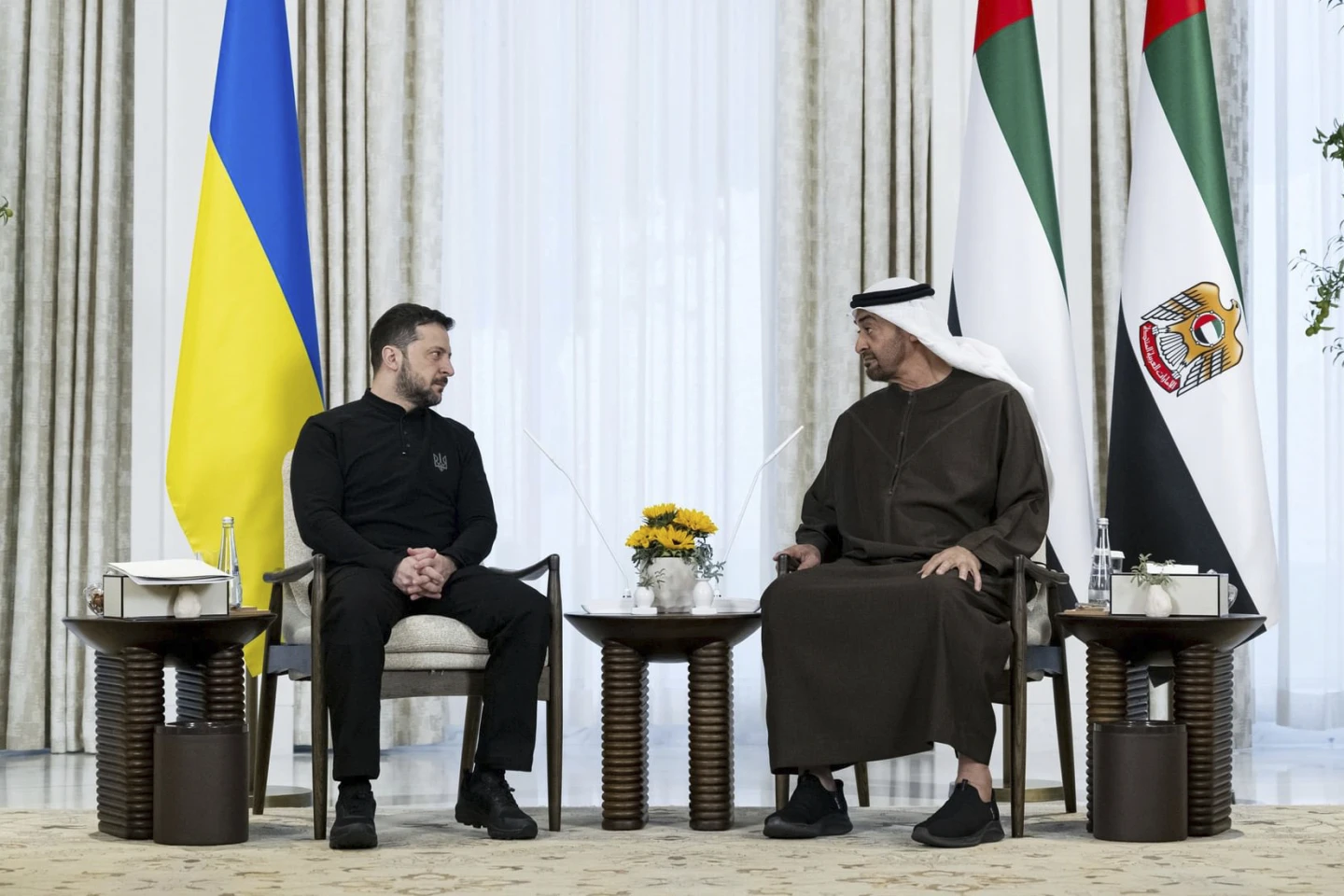 Президент Об’єднаних Арабських Еміратів шейх Мухаммед бін Заїд Аль-Нахайян (праворуч) і президент України Володимир Зеленський (ліворуч) розмовляють під час зустрічі в Абу-Дабі, Об’єднані Арабські Емірати, у понеділок, 17 лютого 2025 року